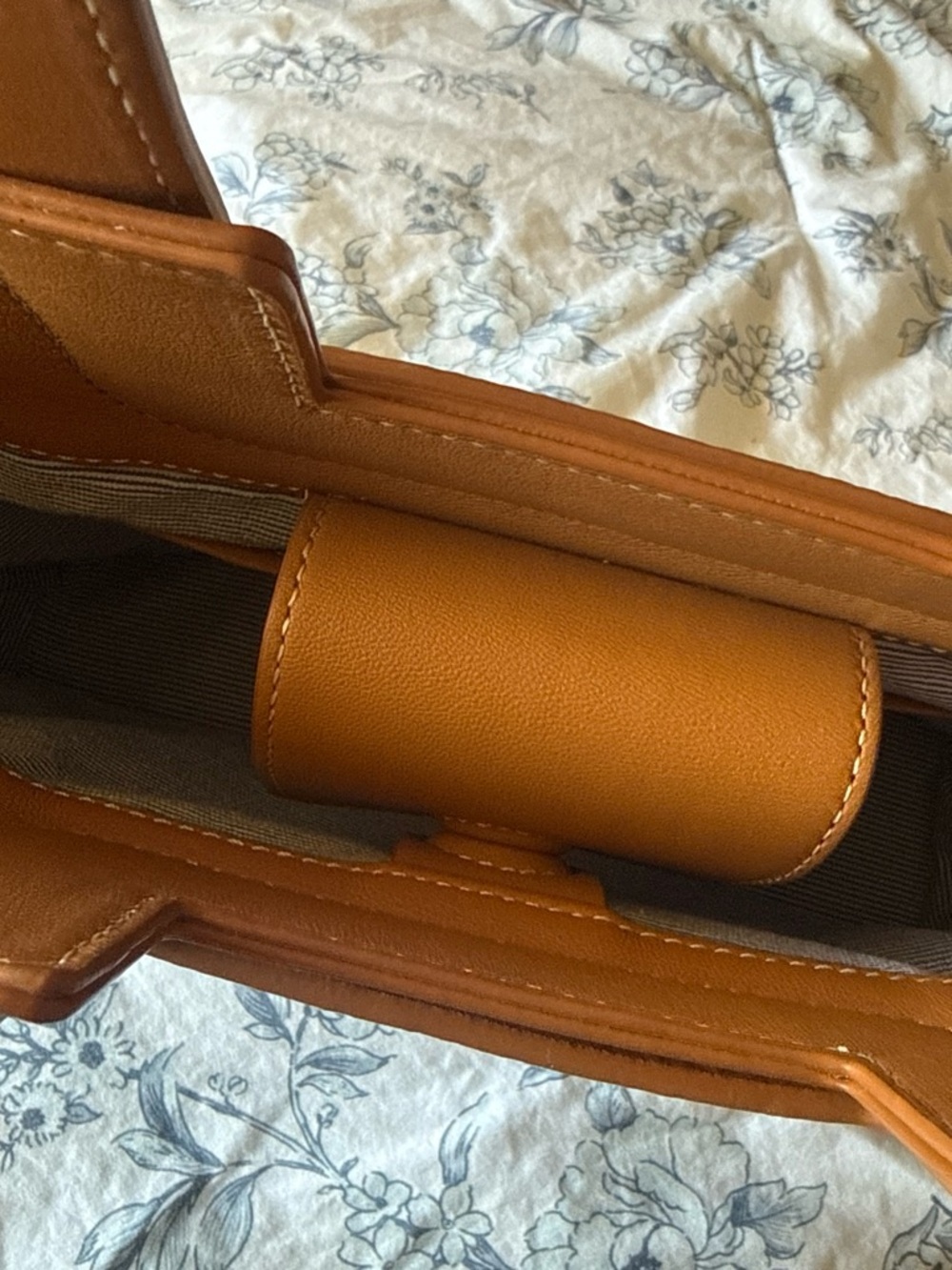 Structured Straw Tote with Tan Leather Trim - Elegant Everyday Carry - Picture 3 of 6